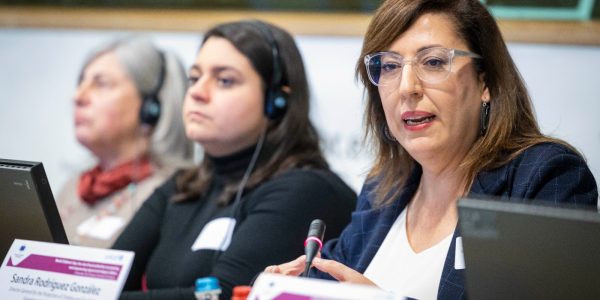 Sandra Rodríguez (derecha) durante una comparecencia | Foto: Gobierno de Canarias