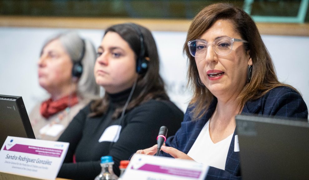Sandra Rodríguez (derecha) durante una comparecencia | Foto: Gobierno de Canarias