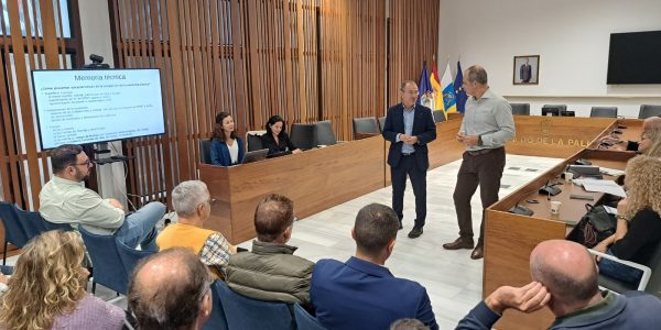 Antonio Acosta en una reunión con autoridades y representantes de La Palma | Foto: Gobierno de Canarias