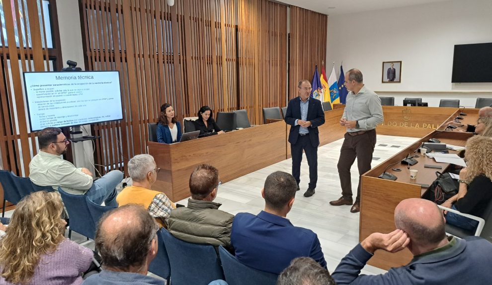 Antonio Acosta en una reunión con autoridades y representantes de La Palma | Foto: Gobierno de Canarias