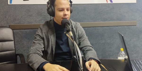 Adrián Santana en los estudios de El Espejo Canario