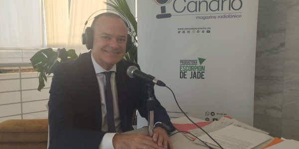 Augusto Hidalgo en los estudios de El Espejo Canario en el CAAM