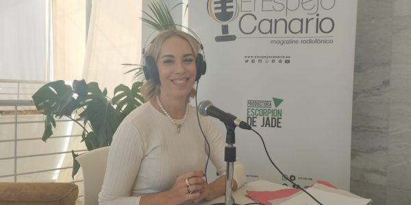 Guacimara Medina en los estudios de El Espejo Canario en el CAAM