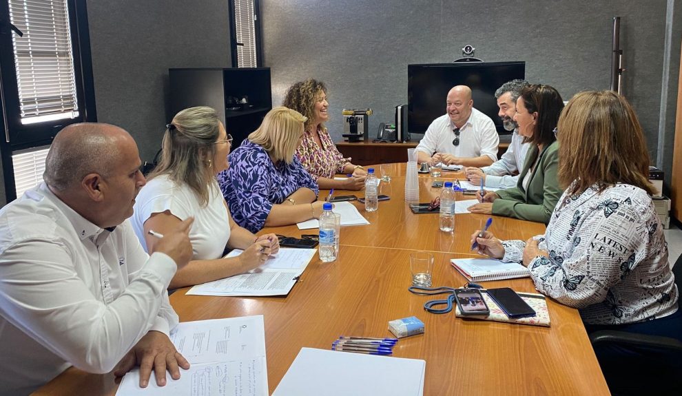 José Fernando Díaz-Flores, con los directores de las Áreas de Salud de las islas | Foto: Gobierno de Canarias