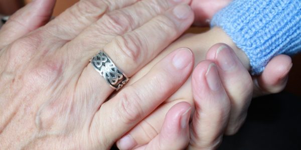 La navidad es una fecha propicia para generar vínculos entre mayores y jóvenes | Foto: Pîxabay