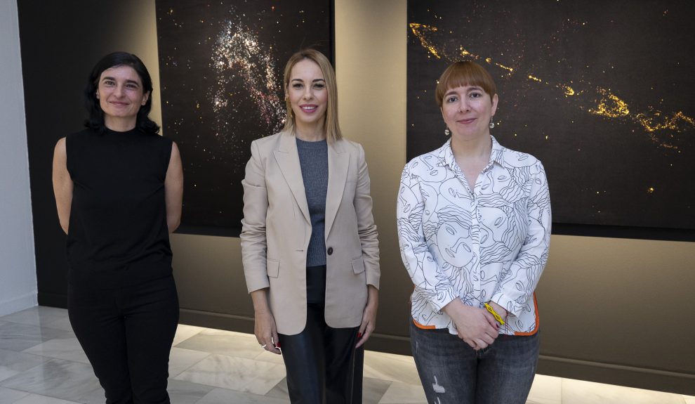 Semiramis González, Guacimara Medina y Helen Acosta en la inauguración de la exposición 'Tanta lejanía' | Foto: CAAM