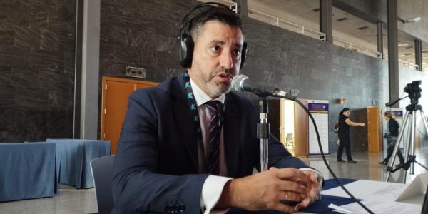 Alejandro Marichal en los estudios de El Espejo Canario en el Foro Internacional de Turismo de Maspalomas