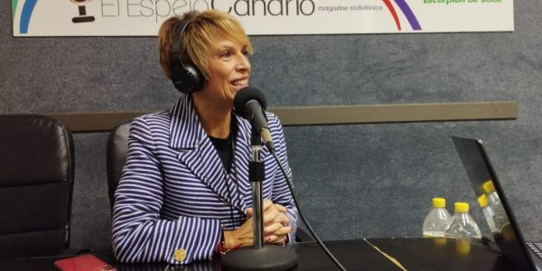 Elena Máñez en los estudios de El Espejo Canario