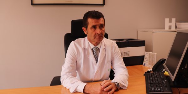 Francisco Duque en su despacho en Hospitales Universitarios San Roque | Foto: HUSR