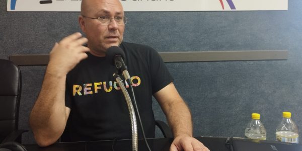 Juan Carlos Lorenzo en los estudios de El Espejo Canario