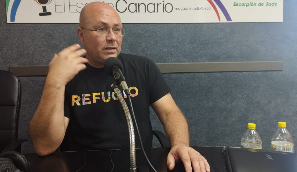 Juan Carlos Lorenzo en los estudios de El Espejo Canario