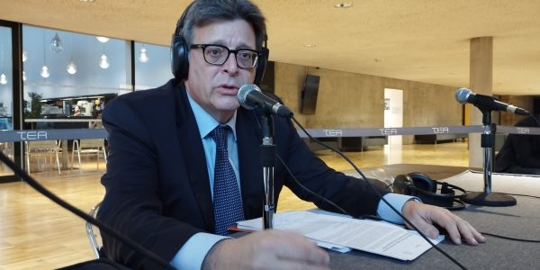 José Carlos Acha en los estudios de El Espejo Canario en el TEA