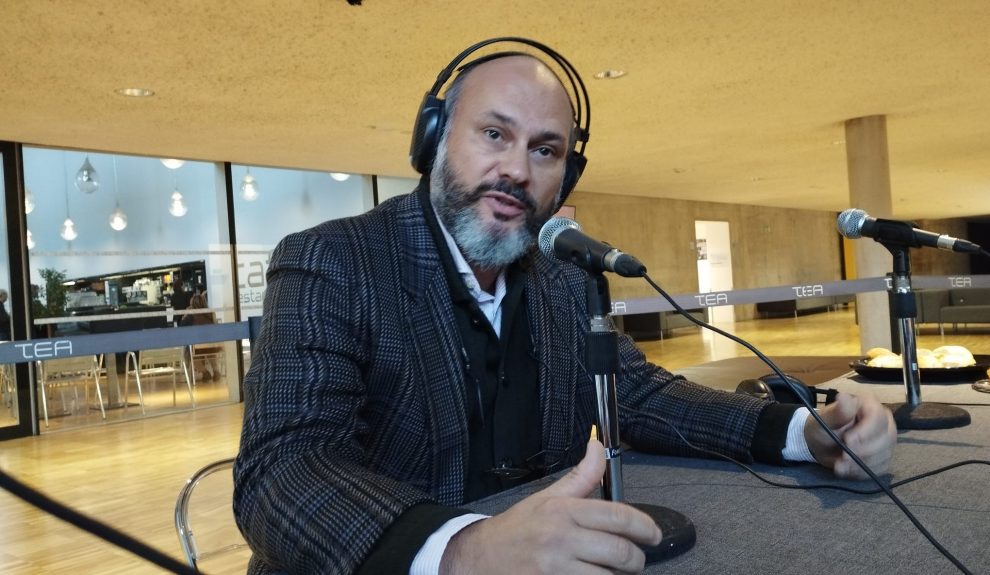 Isidro Hernández en los estudios de El Espejo Canario en el TEA