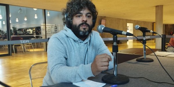 Néstor Delgado en los estudios de El Espejo Canario en el TEA