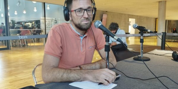 Roberto Gil en los estudios de El Espejo Canario en el TEA