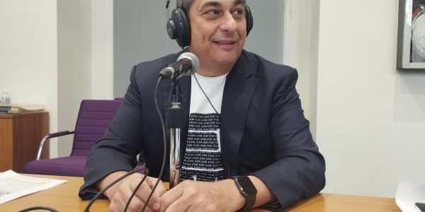 Miguel Ángel Acosta en los estudios de El Espejo Canario en la ULPGC