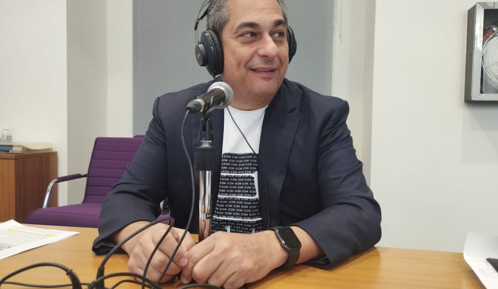 Miguel Ángel Acosta en los estudios de El Espejo Canario en la ULPGC