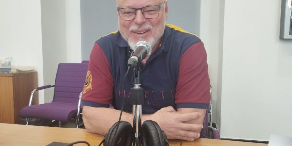 Germán Gallardo en los estudios de El Espejo Canario en la ULPGC