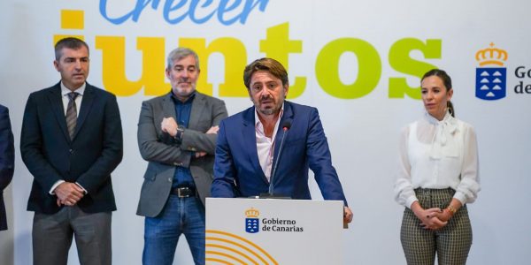 Jorge Marichal (centro) en la presentación del proyecto Crecer Juntos | Foto: Ashotel y Gobierno de Canarias