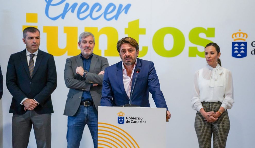 Jorge Marichal (centro) en la presentación del proyecto Crecer Juntos | Foto: Ashotel y Gobierno de Canarias