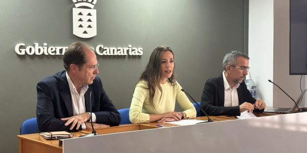 Jose Manuel Sanabria, Jessica de Leon y Raul Hernandez en la presentación del informe | Foto: ULL.