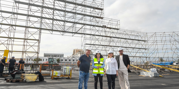 Carolina Darias supervisa los trabajos de montaje del escenario del carnaval | Foto: Ayuntamiento de Las Palmas de Gran Canaria