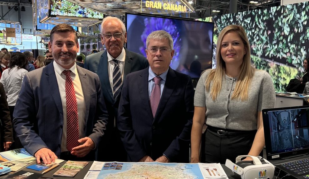 Marco Aurelio Pérez, Alejandro Marichal, Ramón Suárez e Ylenia Vega en el stand de Gran Canaria en Fitur | Foto: Ayuntamiento de San Bartolomé de Tirajanafoto ayto sbt