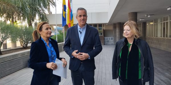 Los consejeros del PP Menchu Rosario, Miguel Jorge y Pepa Luzardo, a las puertas del Cabildo de Gran Canaria | Foto: Partido Popular