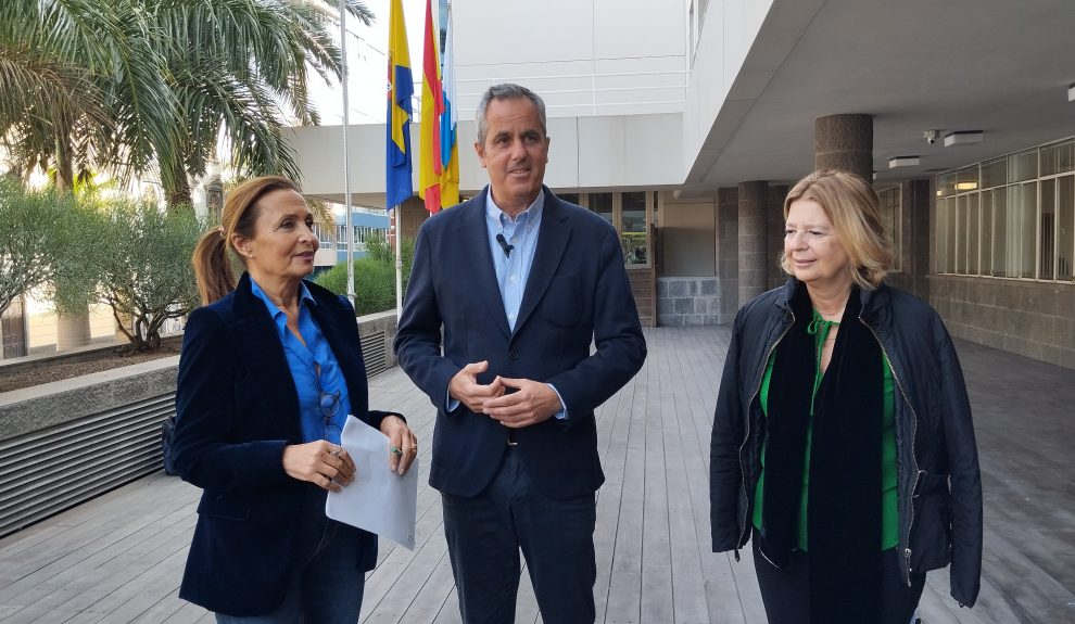 Los consejeros del PP Menchu Rosario, Miguel Jorge y Pepa Luzardo, a las puertas del Cabildo de Gran Canaria | Foto: Partido Popular