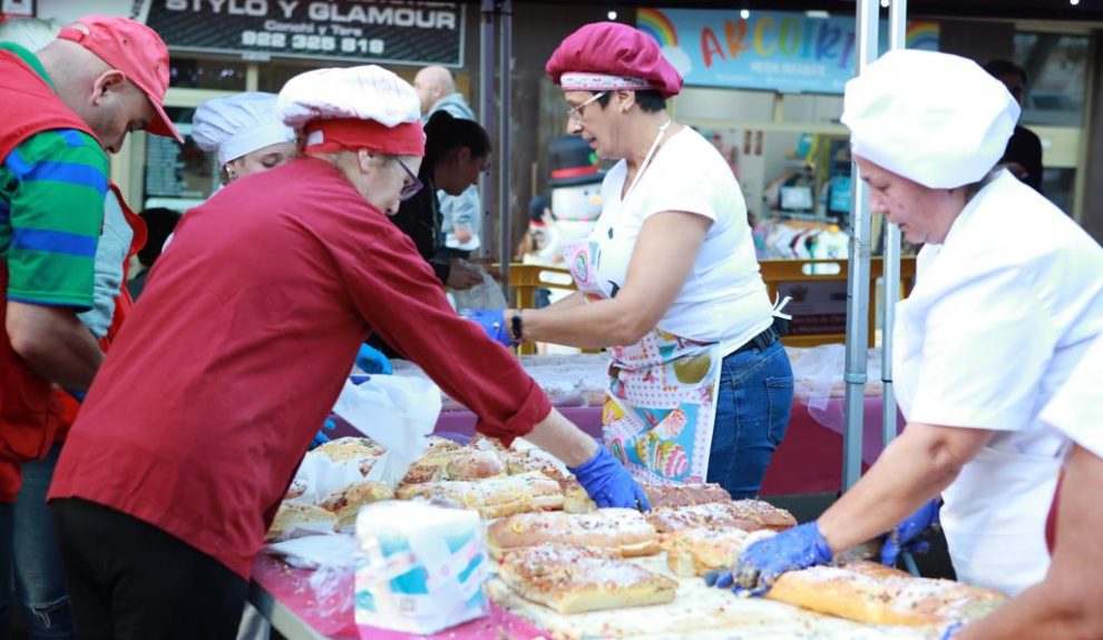 Elaboración del roscón gigante de reyes | Foto: Ayuntamiento de La Orotava