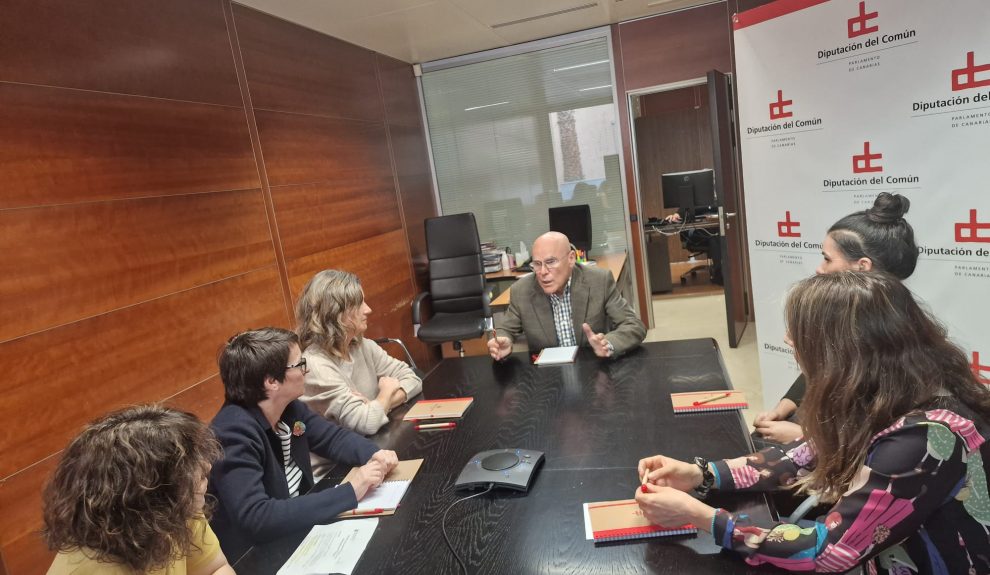 ´Rafael Yanes reunido con docentes del CEO Bethencourt y Molina | Foto: Diputado del Común