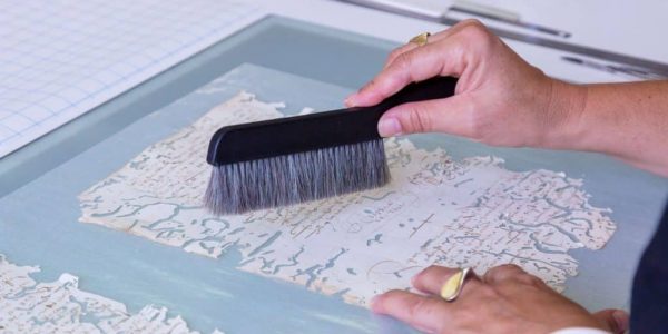 Restauración de un documento | Foto: l Centro de Conservación y Restauración de Documentos Gráficos de la Isla de La Palma