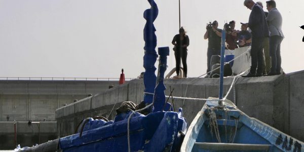 Cayucos llegados a la isla de El Hierro | Foto: Cabildo de El Hierro