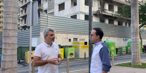 David Hernández frente al edificio Iders | Foto: Ayuntamiento del Puerto de la Cruz