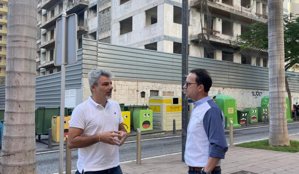 David Hernández frente al edificio Iders | Foto: Ayuntamiento del Puerto de la Cruz