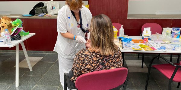 Enfermera haciendo una prueba de glucemia a un paciente | Foto: SCS