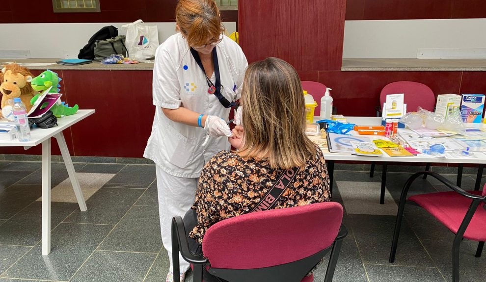 Enfermera haciendo una prueba de glucemia a un paciente | Foto: SCS