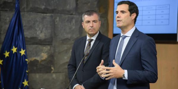 Gustavo González de Vega y Manuel Domínguez en la presentación del Plan de Trabajo 2024-26 de Economía Azul | Foto: Gobierno de Canarias