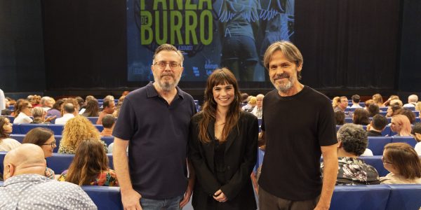 Gonzalo Ubani, director del teatro Cuyás, junto a Andrea Abreu y Severiano García | Foto: Iván González