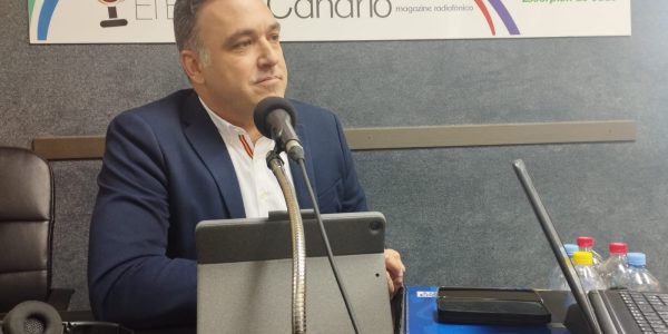Carlos Ester en los estudios de El Espejo Canario