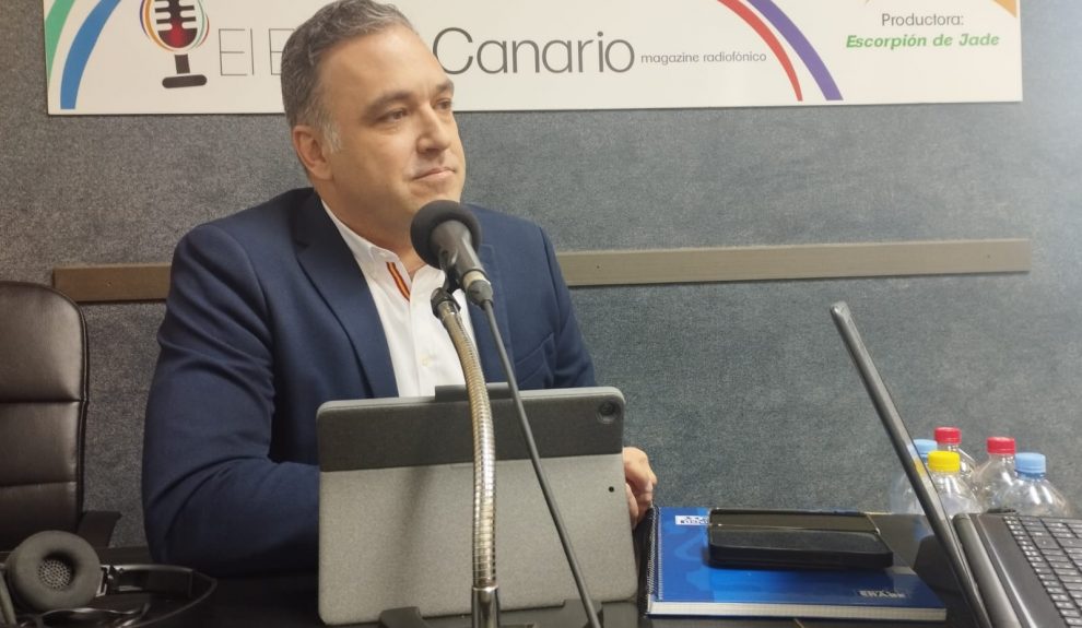 Carlos Ester en los estudios de El Espejo Canario