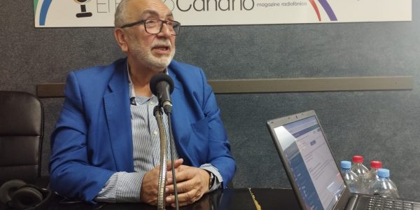 Juan Reyes en los estudios de El Espejo Canario