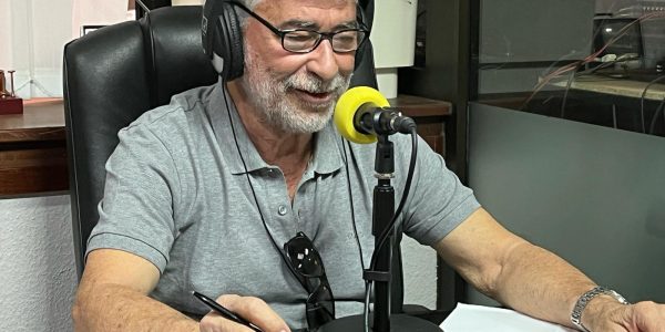 Humberto Hernández en los estudios de EL Espejo Canario