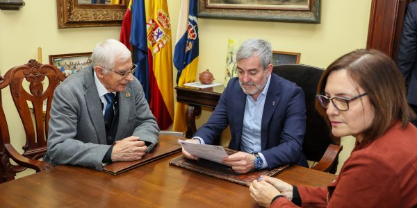 Jesús García (izquierda) durante una reunión con Fernando Clavijo y Candelaria Delgado | Foto: Gobierno de Canarias