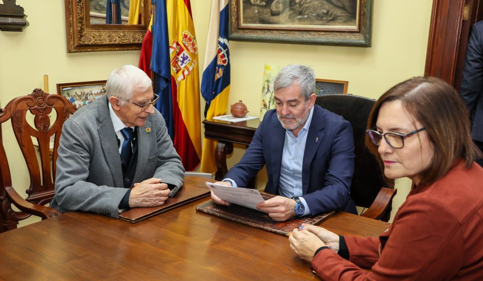 Jesús García (izquierda) durante una reunión con Fernando Clavijo y Candelaria Delgado | Foto: Gobierno de Canarias