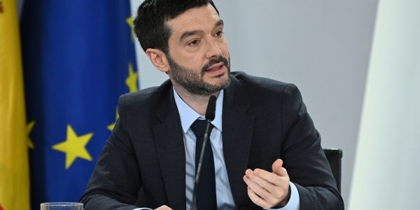 El ministro Pablo Bustinduy durante la presentación de las tarjetas-monedero | Foto: Gobierno de España