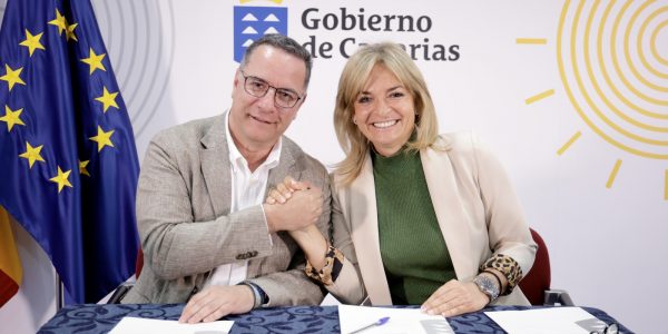 Poli Suárez y Esther Monzón durante la firma del acuerdo de la receta deportiva