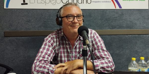 Juan Salán en los estudios de El Espejo Canario