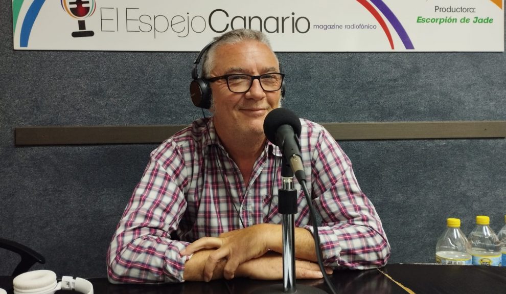 Juan Salán en los estudios de El Espejo Canario