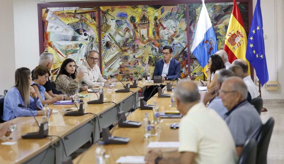Antonio Acosta en una reunión de la comisión mixta de afectados por la Ley de Costas | Foto: Gobierno de Canarias